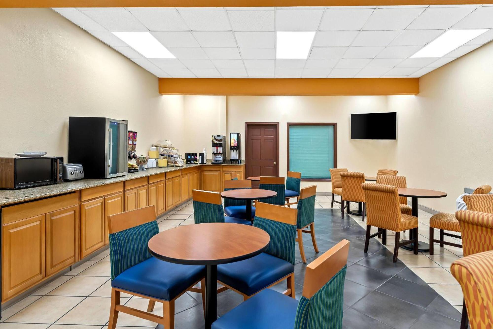 Days Inn By Wyndham Petersburg/South Fort Lee Exterior foto